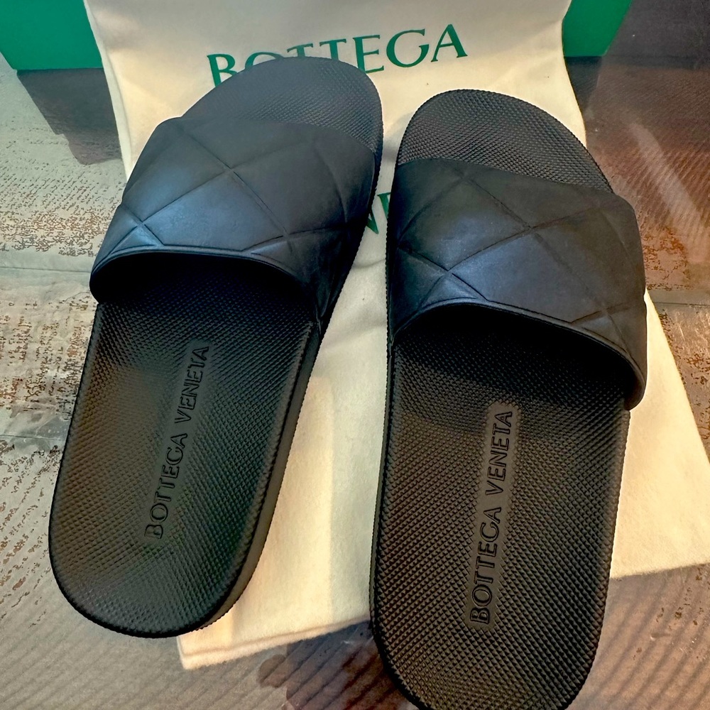 Bottega VEneta NWT women’s Matt rubber black slider sandal